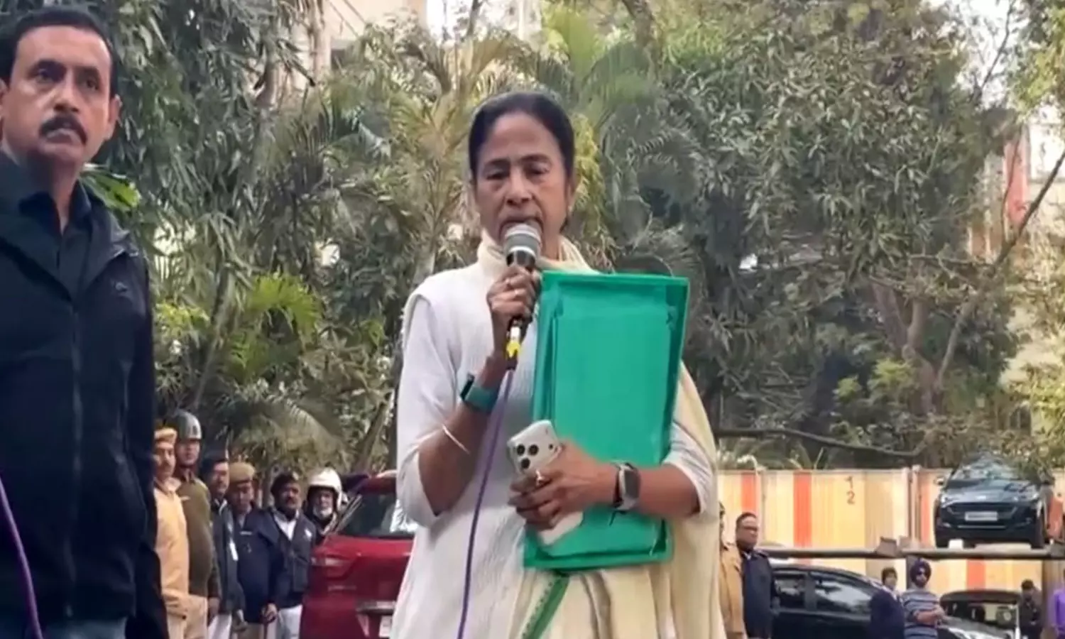 पश्चिम बंगाल में राजनीतिक टकराव तेज़: I-PAC पर ED की कार्रवाई के बाद ममता बनर्जी सड़कों पर