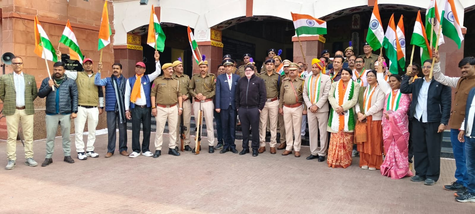 गणतन्त्र दिवस पर तिरंगा यात्रा के साथ रेलवे स्टेशन पर दिया बाल विवाह रोकथाम का संदेश