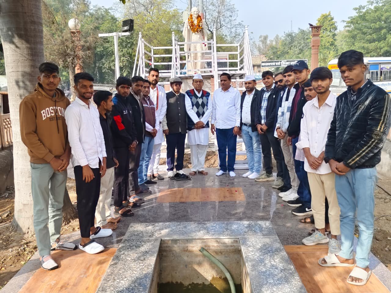 राष्ट्रपिता महात्मा गांधी की 78 वीं  पुण्यतिथि के अवसर पर आज  कलेक्ट्रेट चौराहे पर राष्ट्रपिता की प्रतिमा पर महात्मा गांधी जीवन दर्शन समिति ने श्रद्धांजलि अर्पित की